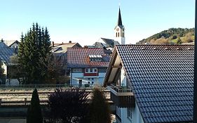 Allgäu Vibes OberstaufenPLUS bei Rosi - Bahnhof&Bergblick